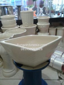 Vas Bunga Keramik Di Jakrta Barat